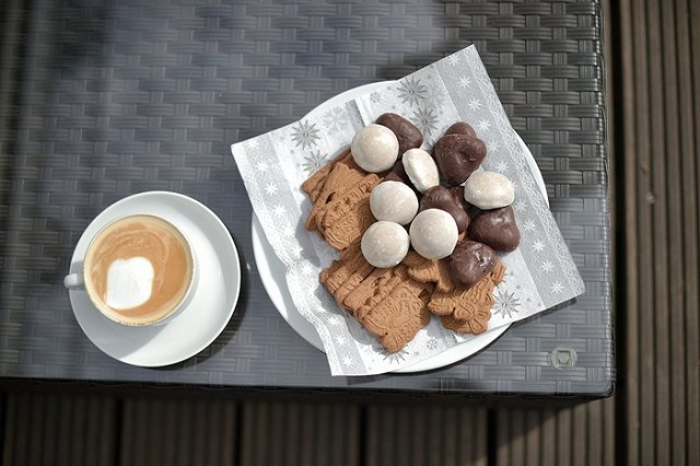 Екатеринбурженке нахамили в магазине конфет. Продавца ждет увольнение