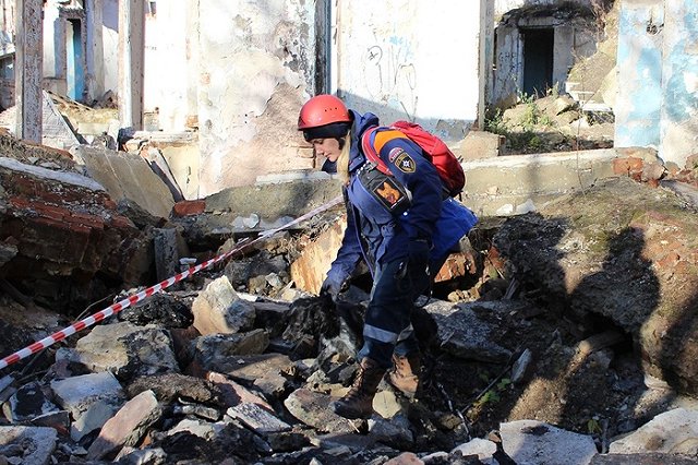 На Урале кинологические расчёты МЧС отработали поиск и спасение из-под завалов