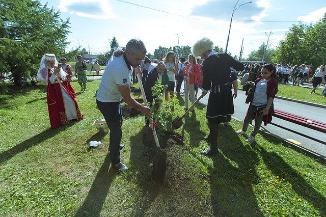 В Екатеринбурге появилась Аллея Дружбы Народов