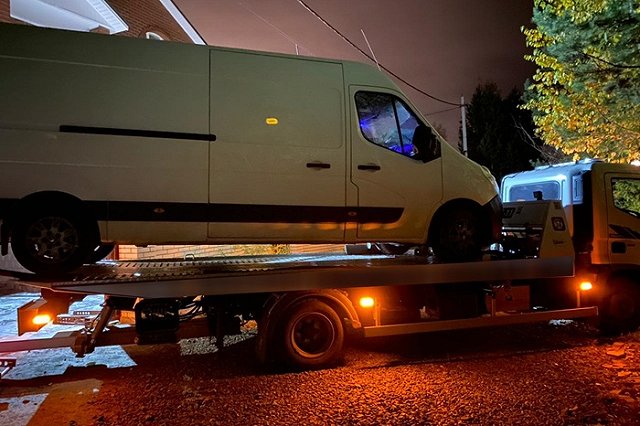 Приставы изъяли у жителя коттеджного поселка автомобиль. Владелец «ушел огородами»