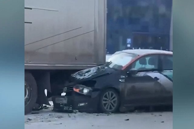 В Екатеринбурге делимобиль столкнулся с двумя грузовиками