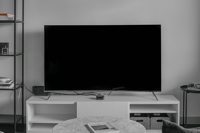 Мастер по установке телевизора обманул пожилую екатеринбурженку на десяток тысяч рублей