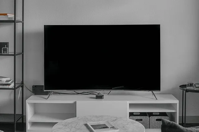 Мастер по установке телевизора обманул пожилую екатеринбурженку на десяток тысяч рублей