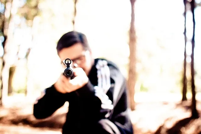 Уралец вышел из подъезда с ружьём и стал целиться в прохожих