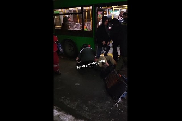 «Я тебе покажу матушку Россию». Конфликт «на почве политики» произошел в автобусе в Екатеринбурге