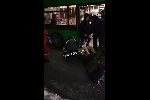 «Я тебе покажу матушку Россию». Конфликт «на почве политики» произошел в автобусе в Екатеринбурге