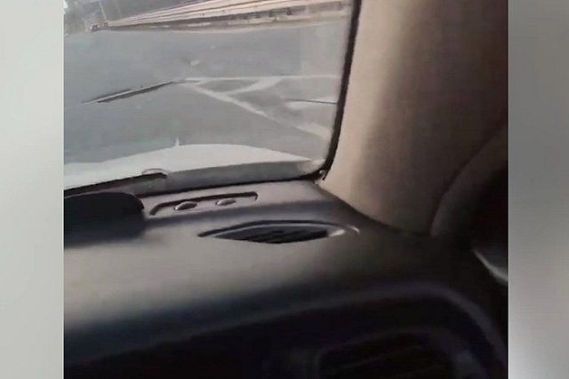 На недавно отремонтированной дороге Екатеринбурга образовалась глубокая и опасная яма