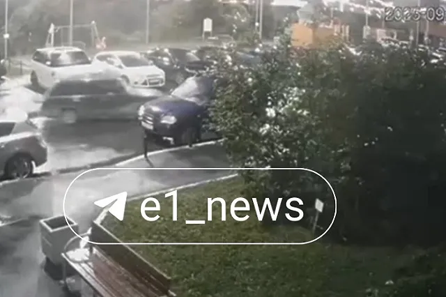 Водитель ВАЗ повредил несколько машин во дворе Академического, пытаясь припарковаться