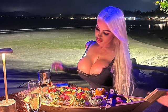 Екатеринбургскую Барби выгнали из бара из-за слишком большой груди