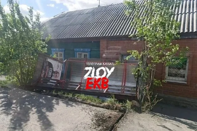 Шквалистый ветер в Екатеринбурге валит деревья, остановки и туалеты (ФОТО)