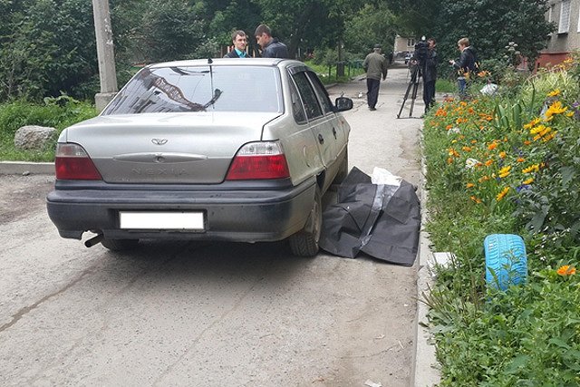 Молодой водитель задавил женщину во дворах на Уралмаше