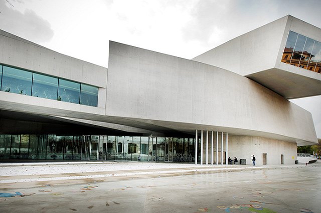 Всемирно известный архитектор Заха Хадид скончалась от сердечного приступа