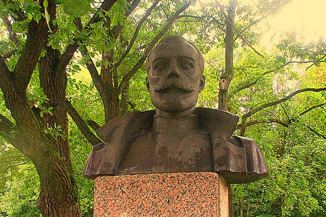 Епархия не обнаружила следов мироточения бюста Николая II