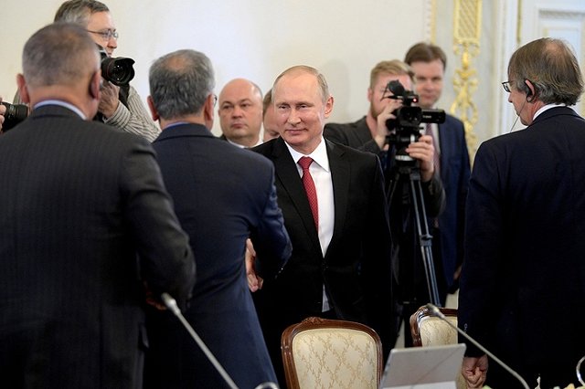 Путин поздоровался с участниками Петербургского форума словом «вольно»