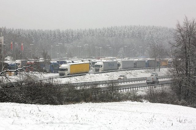 ГИБДД на Ямале из-за морозов выпускает водителей на трассы только автоколоннами