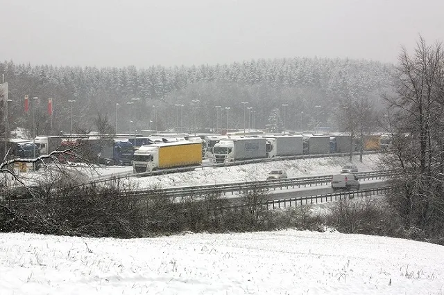 ГИБДД на Ямале из-за морозов выпускает водителей на трассы только автоколоннами