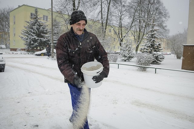 «Мешочек со щебнем». Как екатеринбуржцы смеются над гололедом и коммунальщиками