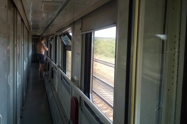 Пассажирам верхних полок поездов разрешили класть вещи только наверх