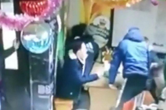 В Свердловской области женщина напала с ножом на посетителя кафе