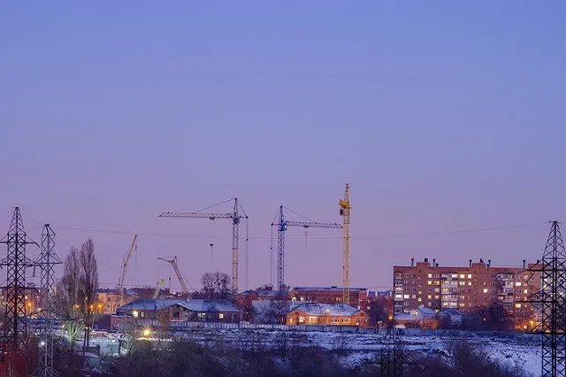 На Урале 18-летний парень упал с башенного крана при попытке сделать фото