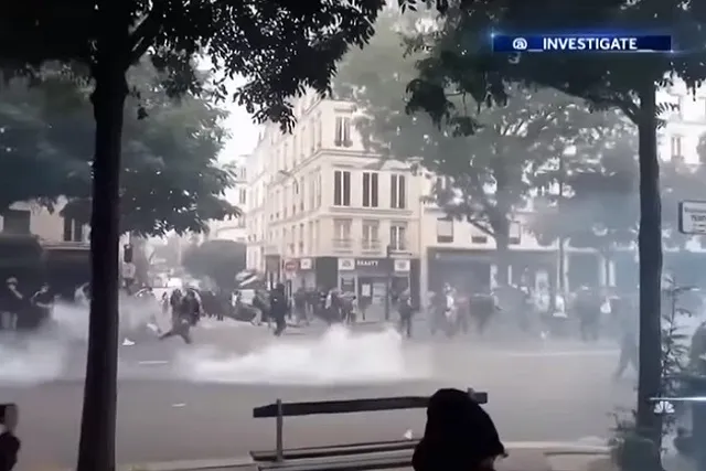 В Париже на акции против санитарных паспортов применили слезоточивый газ