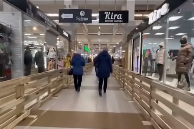 В курганском ТЦ вход для непривитых оборудовали по типу загона для скота