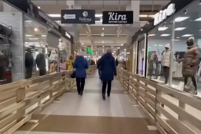 В курганском ТЦ вход для непривитых оборудовали по типу загона для скота