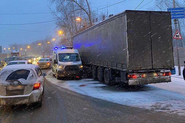 В Екатеринбурге фура насмерть сбила женщину