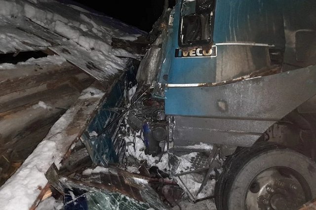 Под Екатеринбургом 10-тонная фура врезалась в баню