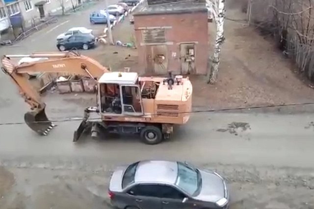 В Кушве экскаватор без колеса решил прошагать километр по асфальту и всё испортил