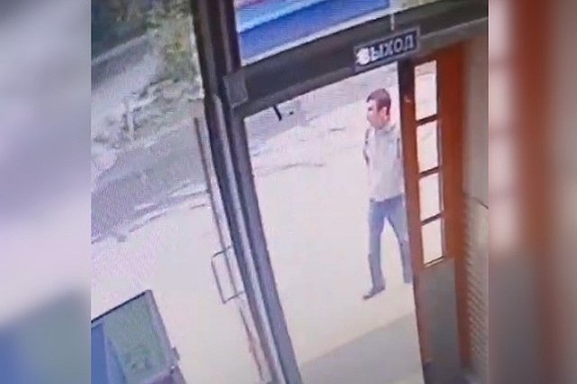 Екатеринбуржцы заметили странного мужчину, который обнимает детей