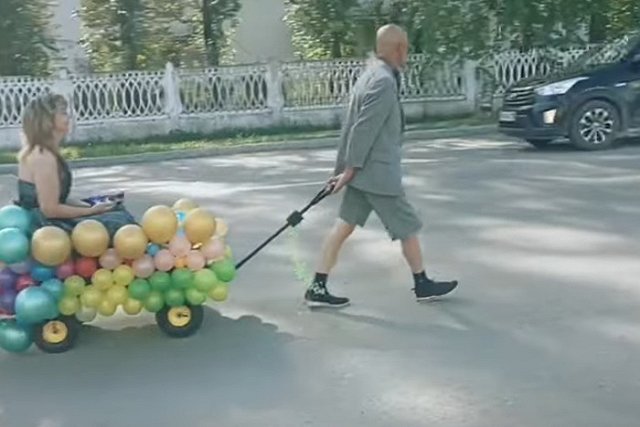 На Урале жених привез в ЗАГС будущую супругу на тележке
