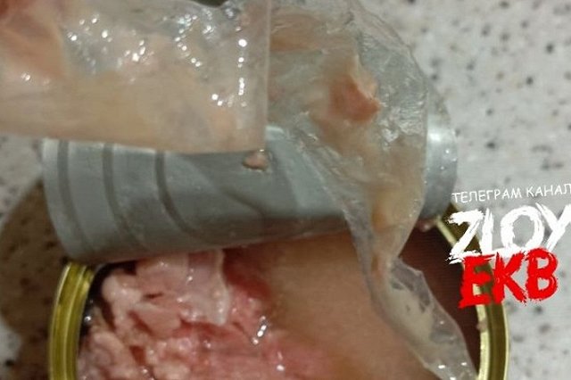 Екатеринбурженке попался полиэтилен в банке консервированного тунца