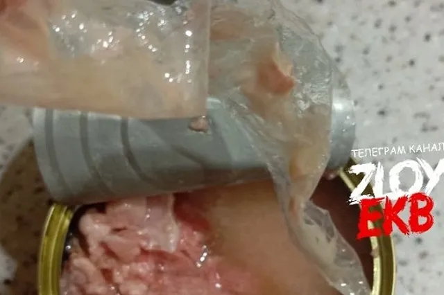 Екатеринбурженке попался полиэтилен в банке консервированного тунца