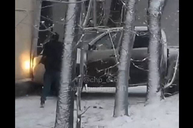 На Уралмаше пикап съехал с дороги и врезался в дом