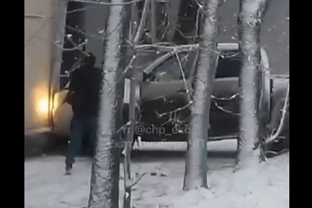 На Уралмаше пикап съехал с дороги и врезался в дом