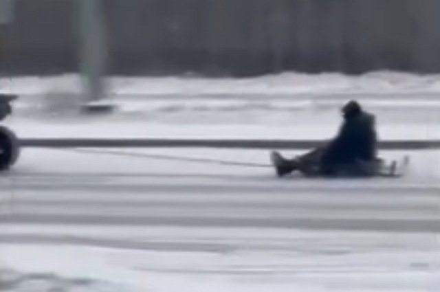 Под Екатеринбургом свердловчанин привязал санки к квадроциклу и прокатил на них ребёнка