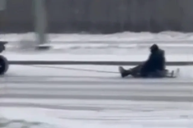 Под Екатеринбургом свердловчанин привязал санки к квадроциклу и прокатил на них ребёнка