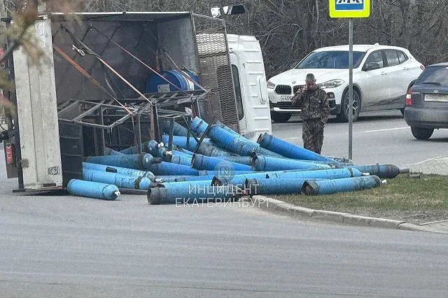 На Уктусе перевернулся автомобиль с газовыми баллонами