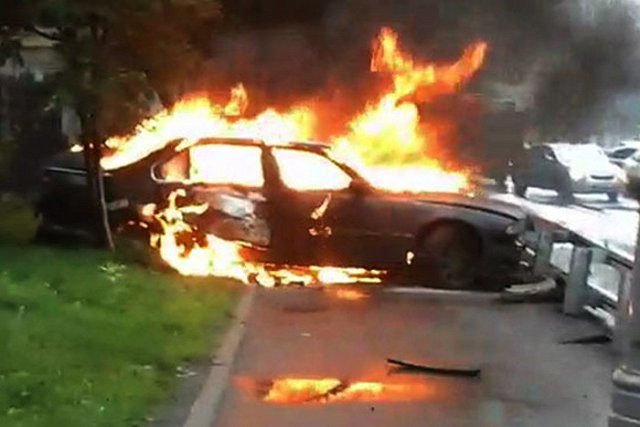 Установлена личность пассажира, бросившего друзей в горящем BMW