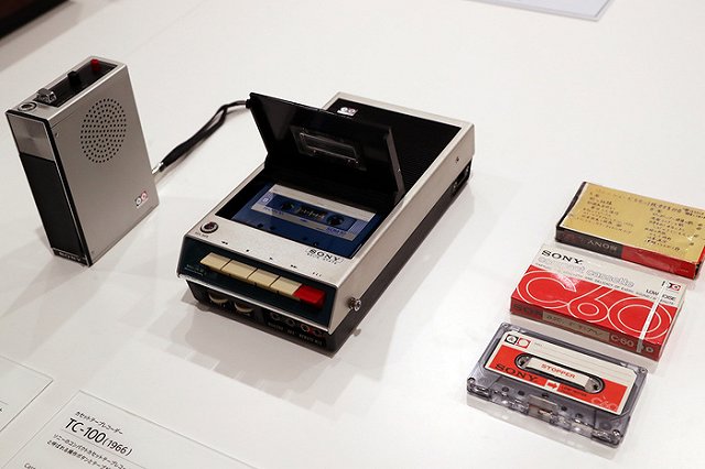 Британские дети опешили от вида аудиокассет