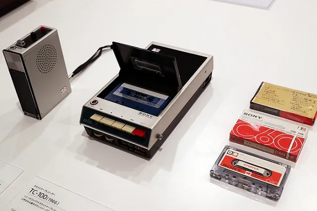 Британские дети опешили от вида аудиокассет