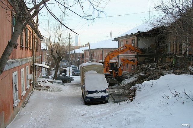 На улице Энергостроителей начали сносить аварийные бараки