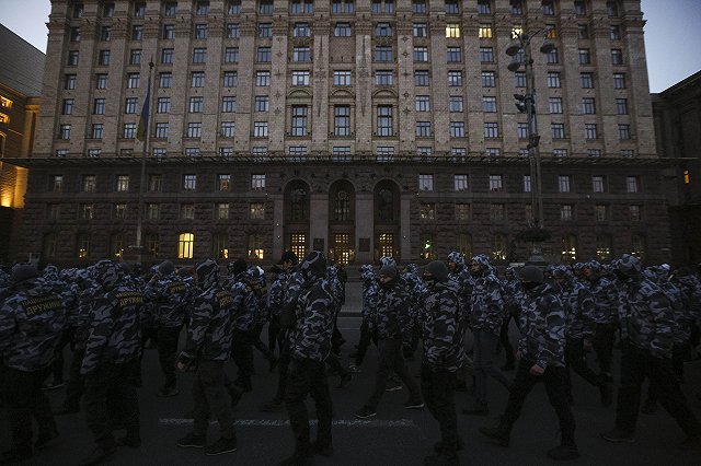 Молодожены отметили свадьбу среди гостей в нацистской форме