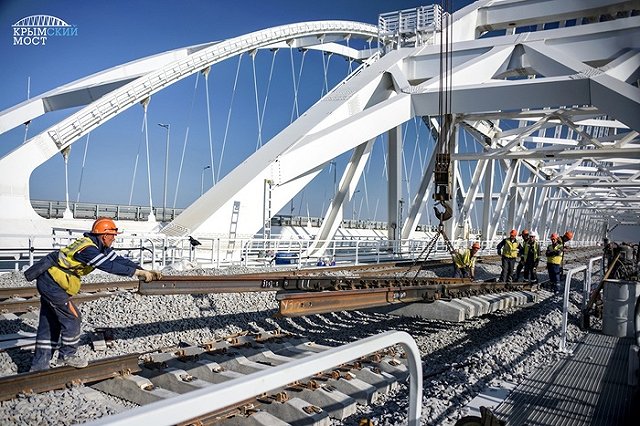 У опоры Крымского моста обнаружили три бомбы и гранату