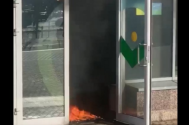 «Задание выполнила»: российская пенсионерка бросила коктейль Молотова в офис Сбербанка