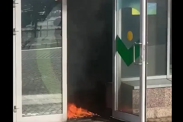 «Задание выполнила»: российская пенсионерка бросила коктейль Молотова в офис Сбербанка