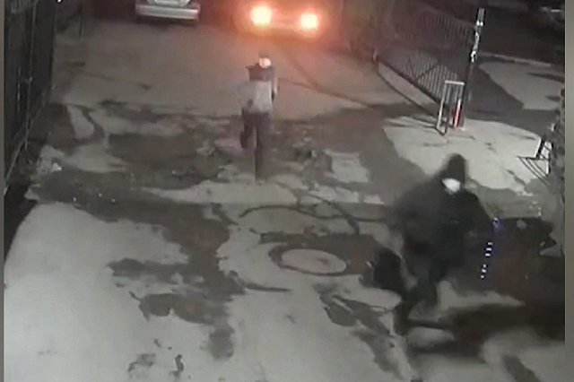 В центре Екатеринбурга неизвестные разбили припаркованный кроссовер