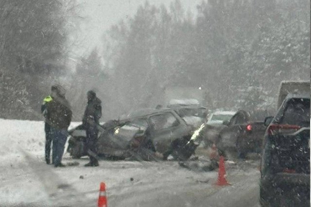 Два человека погибли: под Первоуральском на трассе «Ока» влетела в фургон