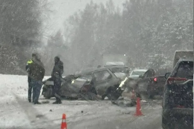 Два человека погибли: под Первоуральском на трассе «Ока» влетела в фургон